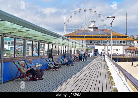 Rentner saß in Liegestühlen auf Bournemouth Pier, Dorset, England Stockfoto