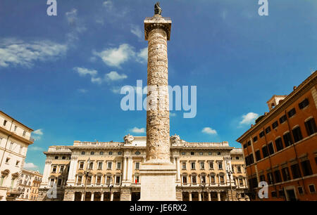 Aus Marmor Säule des Marcus Aurelius in Platz Piazza Colonna in Rom, Italien. Es ist eine dorische Säule ca. 100 Fuß hoch im 2. Jahrhundert n. Chr. erbaut und featuri Stockfoto
