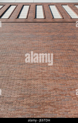 Red brick wall Fassade Hintergrund mit hohen Fenstern. industrielle Gebäude Stockfoto