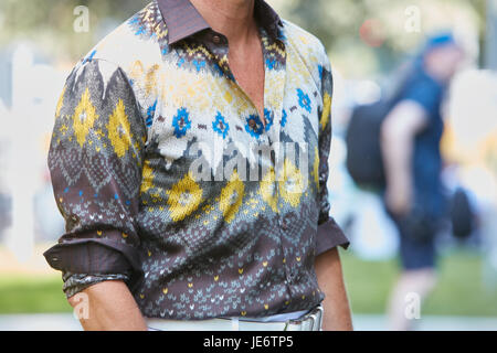 Mailand - 17.Juni: Mann mit geometrischen Design-t-Shirt in braun, gelb und weiß Farben vor Emporio Armani-Modenschau, Milan Fashion Week Streetstyle Stockfoto