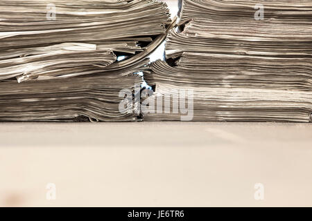 Zwei riesige Haufen von vielen Zeitungen über Boden Stockfoto