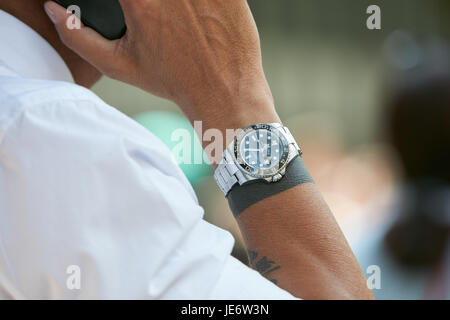 Mailand - 17.Juni: Mann mit Rolex Submariner Armbanduhr und schwarzem Armband Tattoo vor Emporio Armani-Modenschau, Milan Fashion Week Streetstyle am Juni Stockfoto