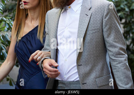 Mailand - 17.Juni: Elegante Mann und Frau zu Fuß mit bevor Versace-Modenschau, Milan Fashion Week Streetstyle am 17. Juni 2017 in Mailand. Stockfoto