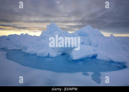 Nordamerika, Kanada, Nordkanada, Nunavut, Baffin Island, Teich, Inlet, Eclipse Ton, packen Sie Eis, Stockfoto