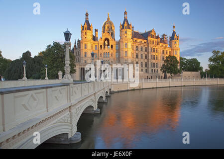 Deutschland, Norddeutschland, Mecklenburg-Vorpommern, Mecklenburg, Mecklenburg Tiefland Ebene voll von Seen, Schwerin, Landeshauptstadt, Altstadt, Schweriner Schloss, Schleuseninsel, Schlossteich Stockfoto