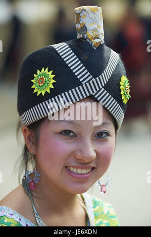 Laos, Provinz von Luang Prabang, Stadt Luang Prabang, Neujahr fest, Hmong Leute, Mädchen in traditioneller Kleidung und Kopfbedeckung, Porträt, Stockfoto