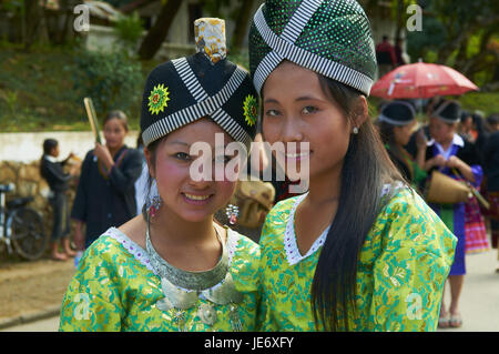 Laos, Provinz von Luang Prabang, Stadt Luang Prabang, Neujahr fest, Hmong Leute, junge Frauen in traditioneller Kleidung, Stockfoto