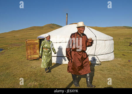 Mongolei, Zentralasien, Arkhangai Provinz, Nomad in traditioneller Kleidung vor ihrer Jurte, Stockfoto