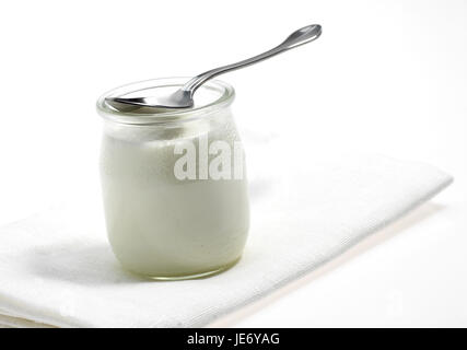 Teelöffel, Glas, Naturjoghurt, weißer Hintergrund, Stockfoto
