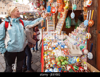 Prag - 16. APRIL: Touristen anzeigen Ostereier auf dem Display auf dem Markt am alten Stadt sq am 16. April 2017 in Prag. Stockfoto