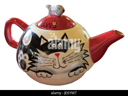 Creme, rot und schwarz Neuheit China Teekanne mit Katze-Design auf der Vorderseite und ein China-Fisch auf dem Deckel auf einem weißen Hintergrund Stockfoto