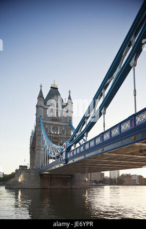 England, London, Tower Bridge, die Themse, UK, GB, Brücke, Straßenbrücke, Unruhbrücke, Fluss, Verbindung, Ort von Interesse, Tourismus, Geländer, Stockfoto