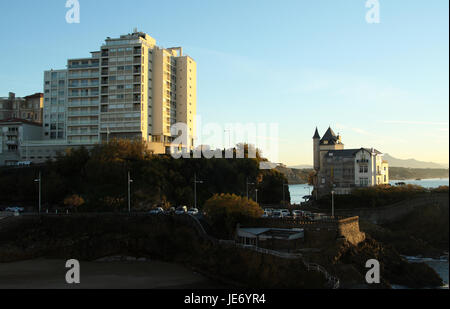 Südlich von Esplanade De La Vierge Villa Belza und Le Grand Large Hotel, Biarritz, Frankreich anzeigen Stockfoto