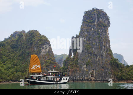 Vietnam, Halong Bay, touristischen Boot, Stockfoto