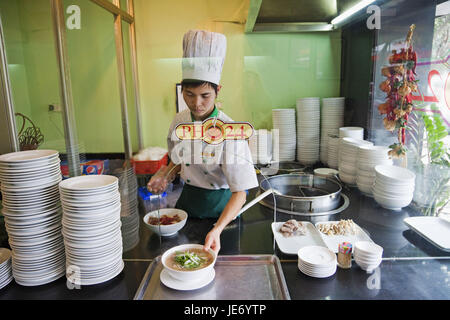 Vietnam, Hanoi, Kochen in dem beliebten Pho24 Restaurant, Stockfoto