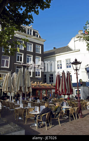 Holland, die Niederlande, Amsterdam, Tourist in einem Straßencafé, Stockfoto