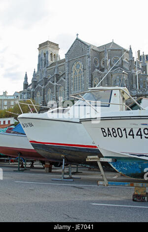 Kirche Sainte Eugenie und den Port des Pecheurs, Biarritz, Frankreich Stockfoto