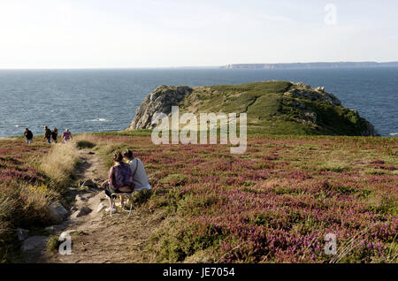 Europa, Frankreich, Bretagne, Finistere, Cap Sizun, Kastel Koz, Touristen in Küstenlandschaft, Stockfoto