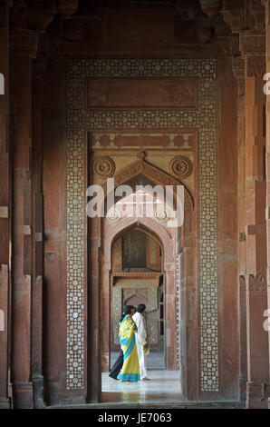 Indien, Uttar Pradesh, Fatehpur Sikri, Jama Masjid, große Moschee, Tourist im Hintergrund, Stockfoto