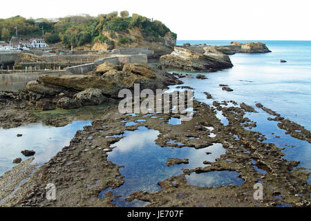 Wave-Schnitt-Plattform, in der Nähe von Port des Pecheurs, Biarritz, Frankreich Stockfoto