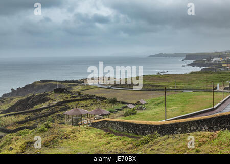 Rainy Day an der Nordküste der Insel Sao Miguel. Stockfoto