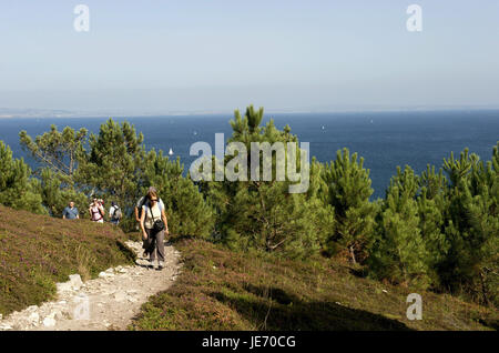 Europa, Frankreich, Bretagne, Finistere, regionalen Park der Presqu' Ile de Crozon, Wanderer auf dem Weg Stockfoto