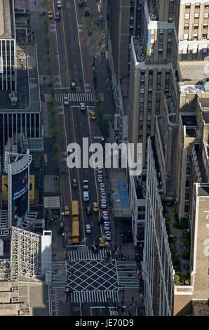 Den USA, Amerika, New York, Blick auf Empire State Building in der Straße Schluchten von Manhattan, Stockfoto