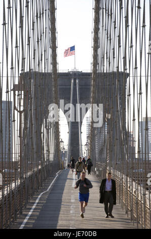 USA, Amerika, New York, Manhattan, Jogger und Fußgänger auf der Brooklyn Bridge, Stockfoto