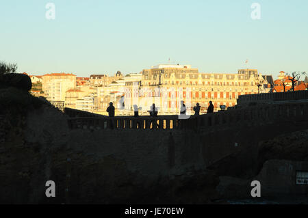 Hotel Du Palais und Silhouetten von Menschen über den Weg der Rocher du Basta, Biarritz, Frankreich Stockfoto