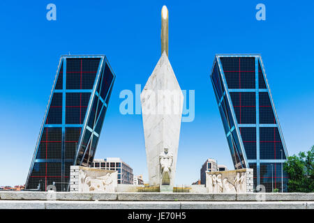 Castilla-Platz (Plaza Castilla) und Kio Towers in Madrid. Stockfoto