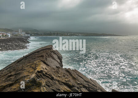 An der felsigen Küste in Sao Rogue auf Sao Miguel Island. Die Insel Sao Miguel ist Teil der Azoren Archipel, Portugal Stockfoto