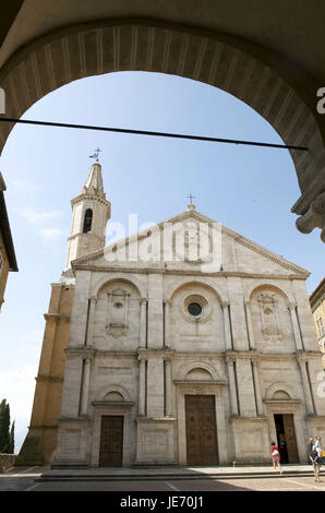 Europa, Italien, Toskana, Val d ' Orcia, Tourist in der Kathedrale von Pienza, Stockfoto
