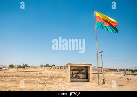 Kurdische revolutionäre Partei Fahnen am Checkpoint in der Landschaft von Syrien. Stockfoto