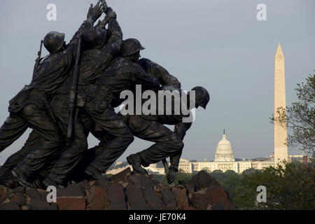 Die USA, Amerika, Washington D. C., das US Marinecorps War Memorial im Hintergrund Capitol, Stockfoto