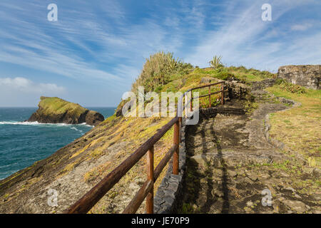 Sicht der Ozeanküste bei Sao Rogue auf der Insel Sao Miguel. Azoren-Archipel im Atlantik, die zu Portugal gehören. Stockfoto