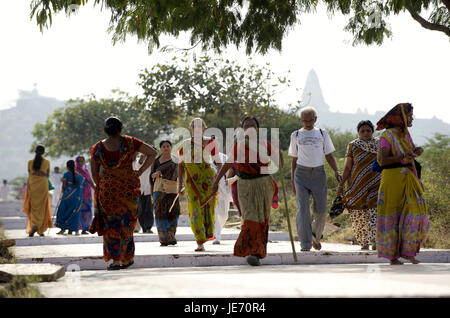 Indien, Gujarat, Palitana, Abstieg der Tempel in den Bergen Shatrunjaya, Stockfoto