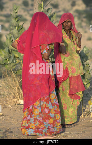 Indien, Rajasthan, zwei Frauen in der Wüste mit Jodhpur, Stockfoto