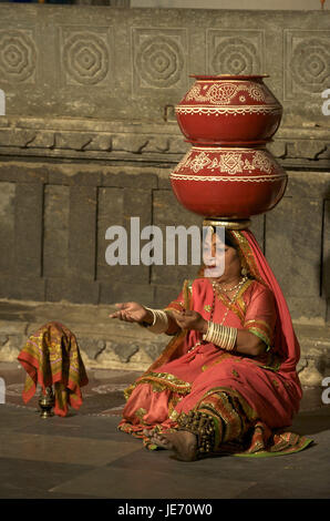 Indien, Rajasthan, Udaipur, Bagore-Ki-Haveli, traditionelle Musik, Tänzer mit Schiff auf dem Kopf, Stockfoto