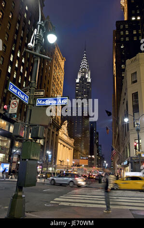 Der USA, Amerika, New York, Manhattan, Hauptbahnhof und Chrysler Building in der Nacht, Unschärfe, Stockfoto