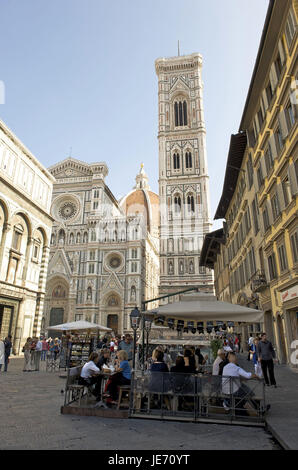 Italien, Toskana, Florenz, Piazza del Duomo, Kathedrale und der Glockenturm, Straßencafé im Vordergrund, Stockfoto