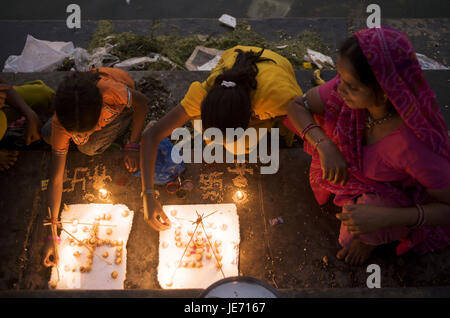 Indien, Rajasthan, Udaipur, Naoghat, leichte Skyers Person, Kartik Purnima, Heiligen fest Stockfoto