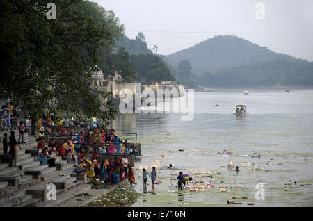 Indien, Rajasthan, Udaipur, Naoghat, Person am Ufer, Kartik Purnima, Heiligen fest, Stockfoto