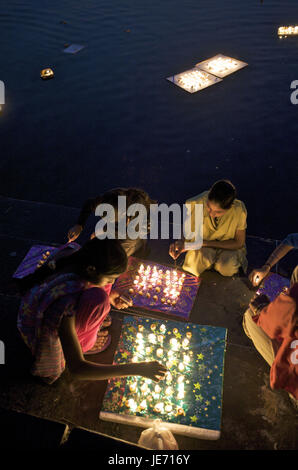 Indien, Rajasthan, Udaipur, Naoghat, leichte Skyers Person, Kartik Purnima, Heiligen fest Stockfoto