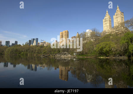 USA, Amerika, New York, Manhattan, Central Park, Hochhäuser spiegeln sich im See, Stockfoto