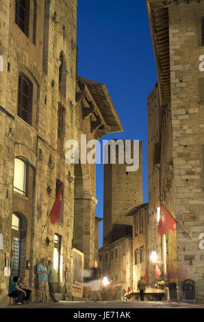 Italien, Toskana, Val d ' Elsa, Piazza della Cisterna, San Gimignano in der Nacht, Stockfoto