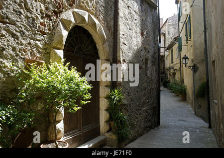 Italien, Toskana, La Maremma, Capalbio, schmale Gasse in der Altstadt, Stockfoto