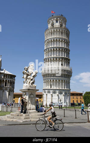 Italien, Toskana, Pisa, der schiefe Turm von Pisa, Touristen auf der Piazza del Duomo, Stockfoto