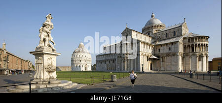 Italien, Toskana, Pisa, Piazza del Duomo, Brunnen, Dom und Baptisterium im Hintergrund, Stockfoto