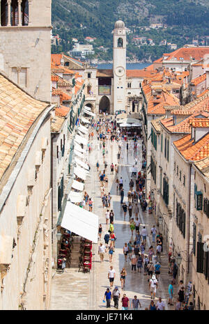 Blick von der massiven Mauern umschließen die schöne rote überdachte mittelalterliche Stadt von Dubrovnik an der dalmatinischen Küste von Kroatien Stockfoto