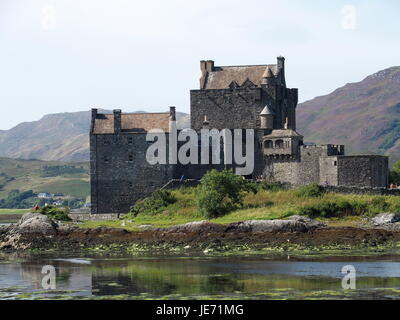 Eilean Donan Castle in Schottland, keltische mittelalterlichen schottischen Steingebäude auf Insel am See Loch Duich im Hochland in Großbritannien mit bewölktem Himmel. Stockfoto